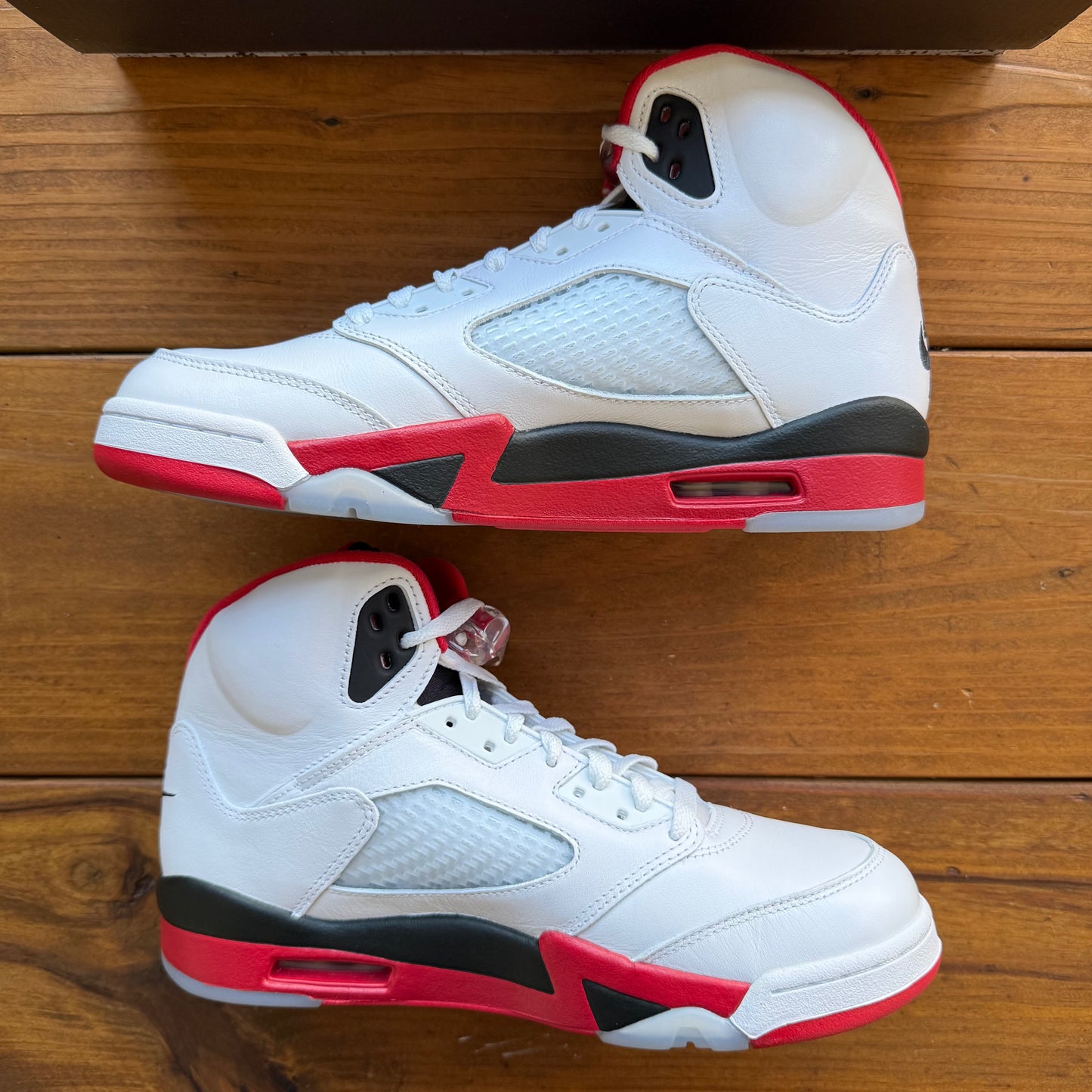 Größe 9 - Jordan 5 Retro 'Fire Red' 2025 (Gebraucht)