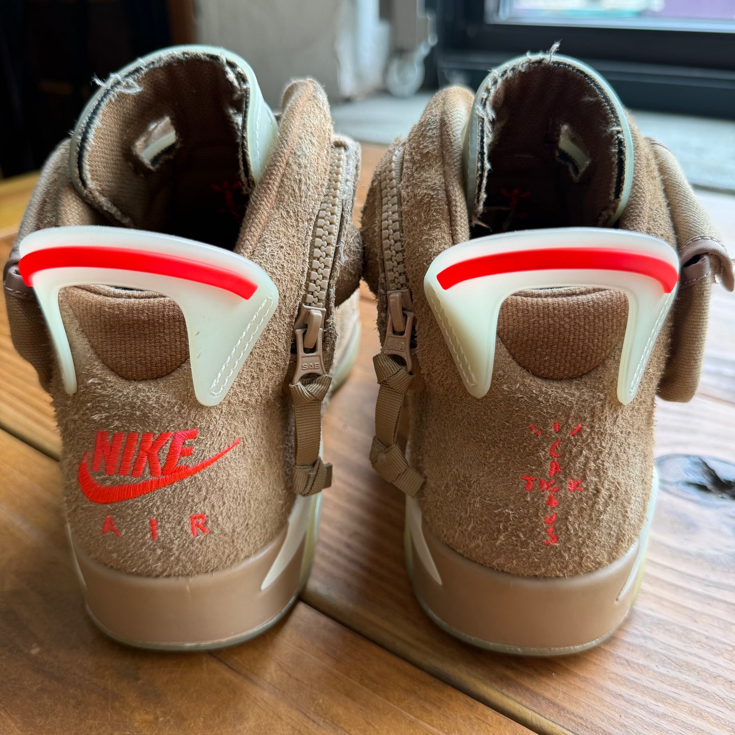 Größe 10.5 – Travis Scott x Jordan 6 Retro 'British Khaki' (Gebraucht)