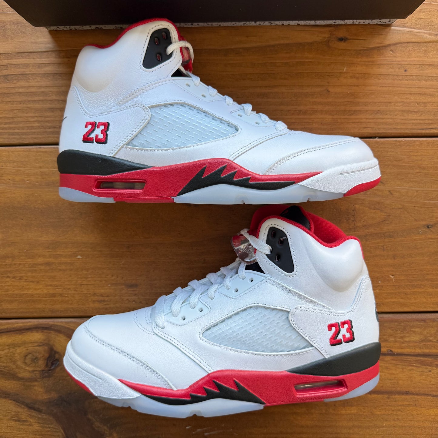 Größe 9 - Jordan 5 Retro 'Fire Red' 2025 (Gebraucht)