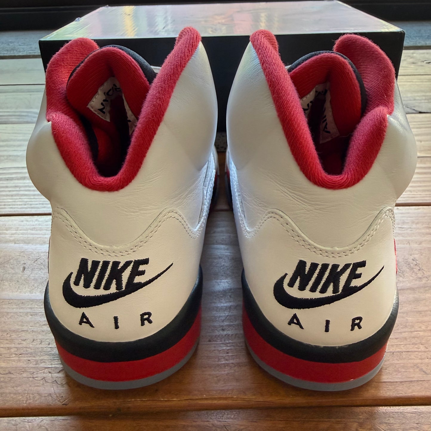 Größe 9 - Jordan 5 Retro 'Fire Red' 2025 (Gebraucht)