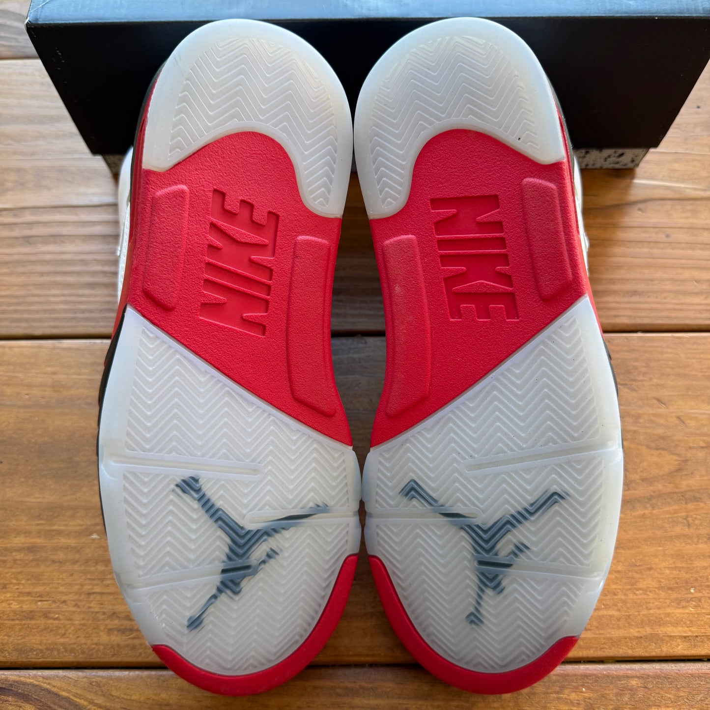 Größe 9 - Jordan 5 Retro 'Fire Red' 2025 (Gebraucht)