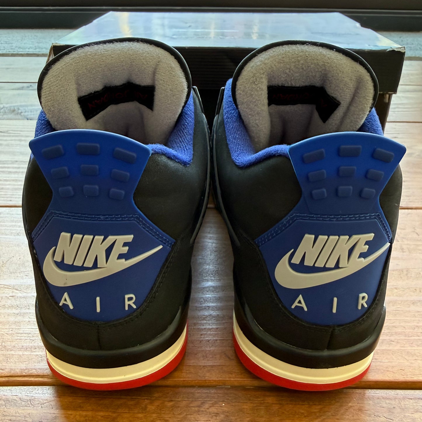 Talla 10 - Jordan 4 Retro 'Rare Air - White Lettering' (Usado)