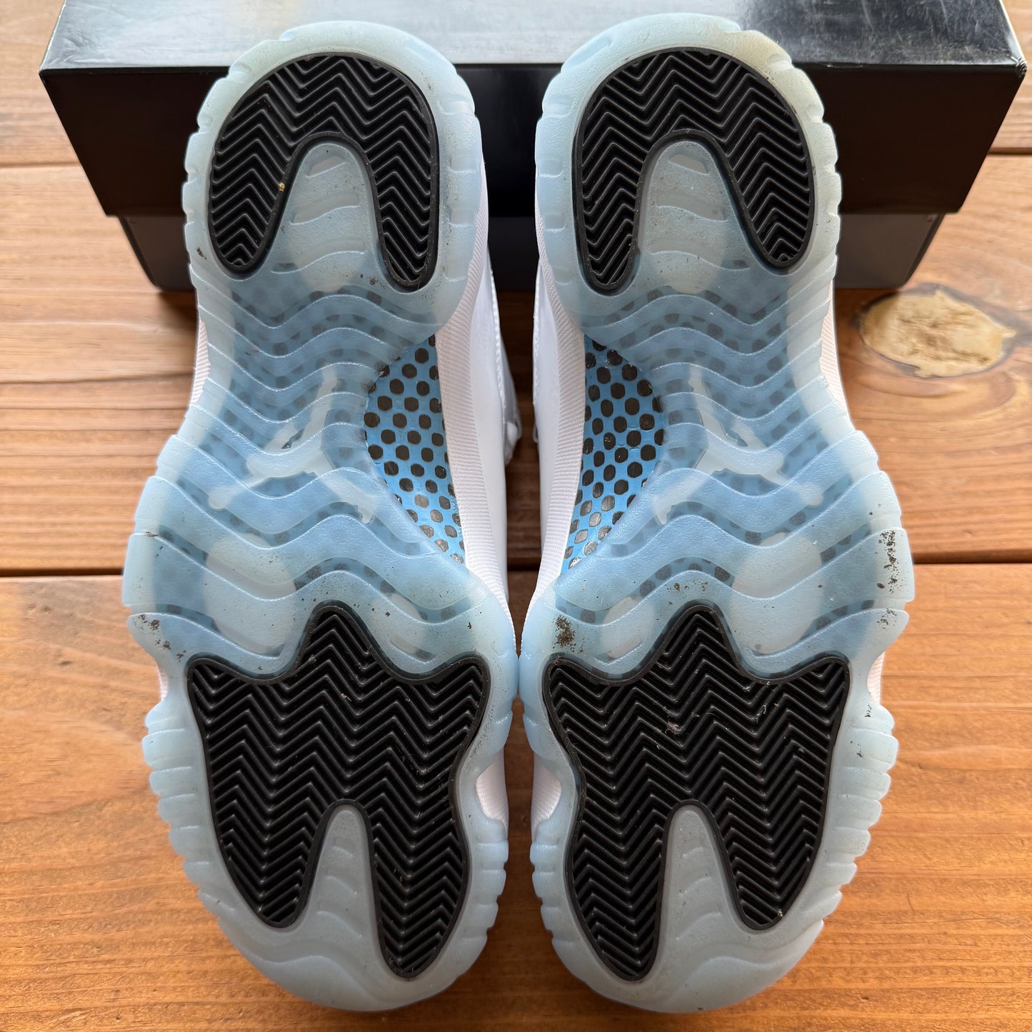 Size 8.5 - Jordan 11 Retro 'Columbia / Legend Blue' 2024 (Used)