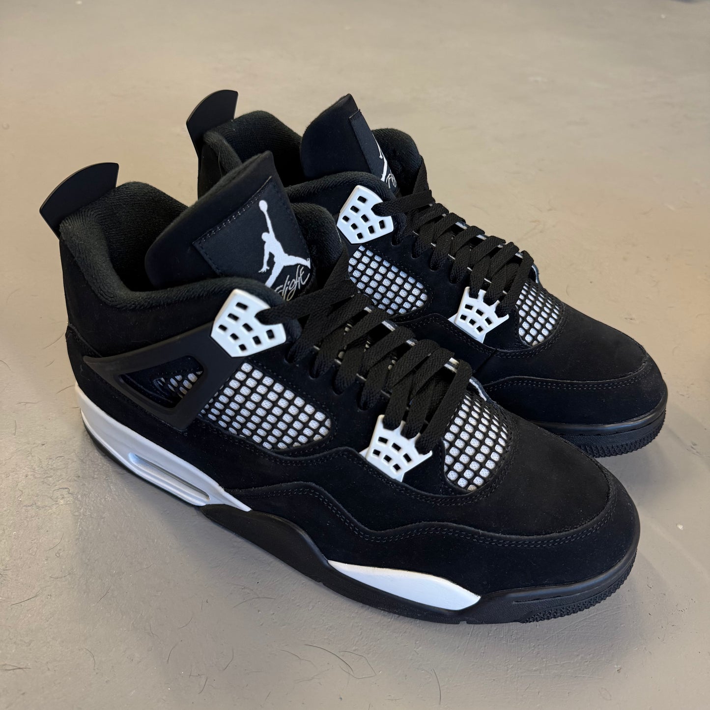 Size 12 - Jordan 4 Retro 'White Thunder' (Used)